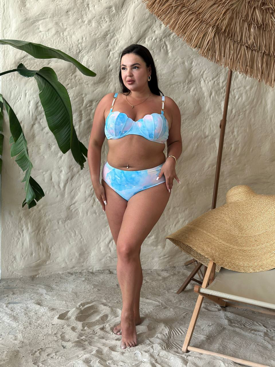 Модель у купальнику Plus Size Belle Grand на літній фотозйомці